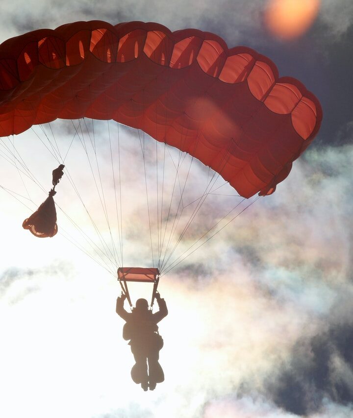 Do hang gliders wear parachutes?