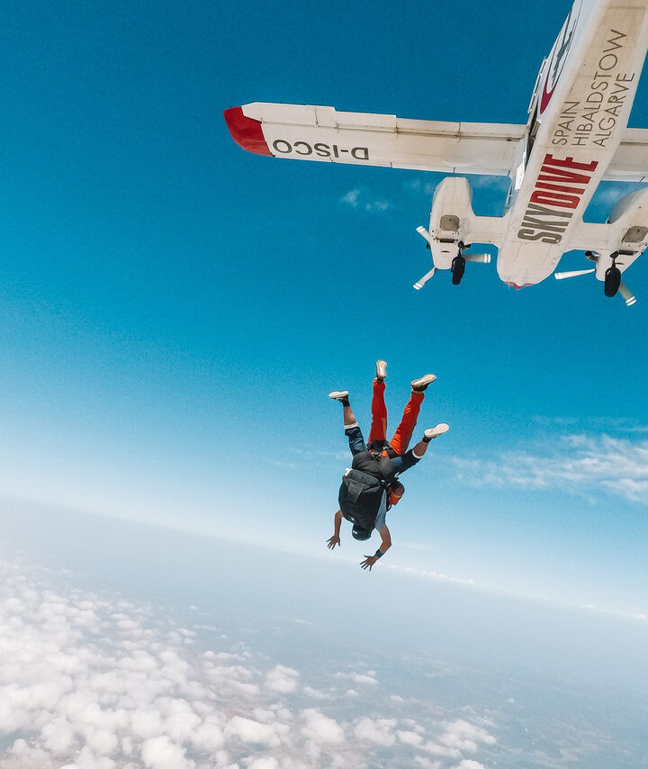 Hang gliding vs. skydiving - What are the Pros and Cons?