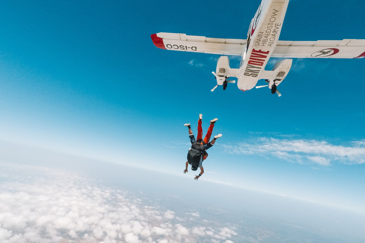 Hang gliding vs. skydiving - What are the Pros and Cons?