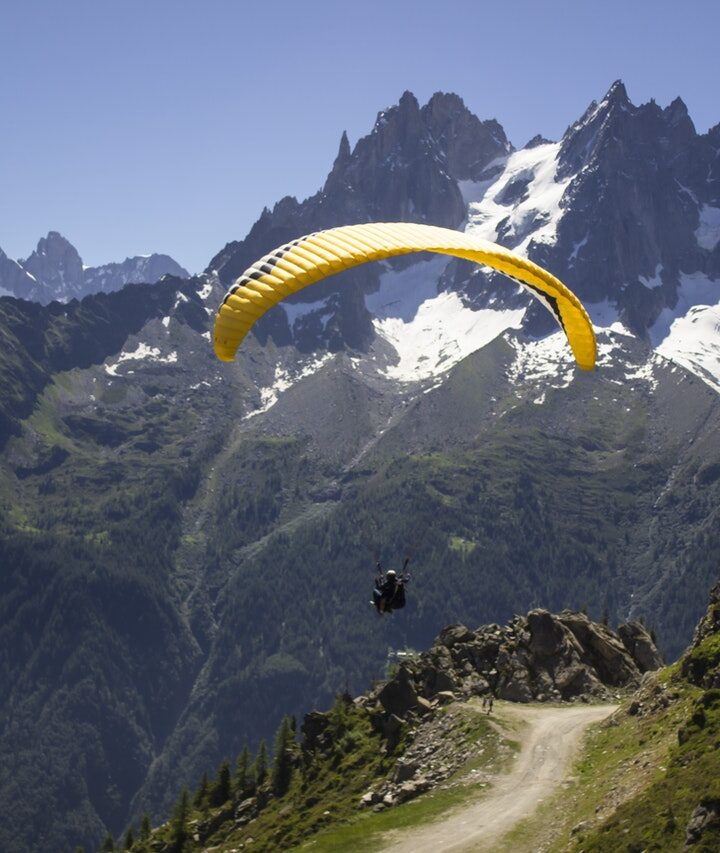 What is safer, hang gliding or paragliding?