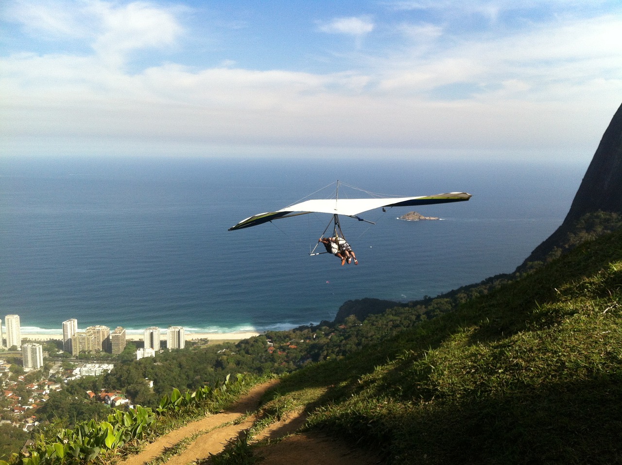 Hang gliding vs. Wingsuit - Fun, Speed, and Safety Guides